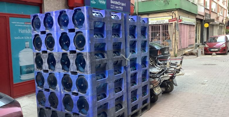 Bakırköy Esnafı Sokak ve Yolları İşgal Ediyor — Zabıta Göz Yumuyor mu?