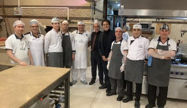 Florya’da Hak Evrensel Hatay Sofrasında: Türk Pop Müziği’nin Ustası Ali Rıza Binboğa’yı Kahvaltıda Ağırladık