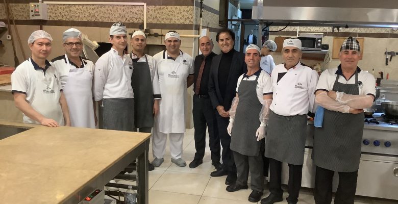 Florya’da Hak Evrensel Hatay Sofrasında: Türk Pop Müziği’nin Ustası Ali Rıza Binboğa’yı Kahvaltıda Ağırladık