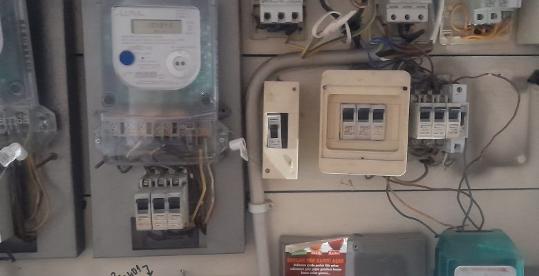 Binalarımızın Girişindeki Elektrik Dağılım Görüntüsü Yetkilileri Rahatsız Etmiyor mu?