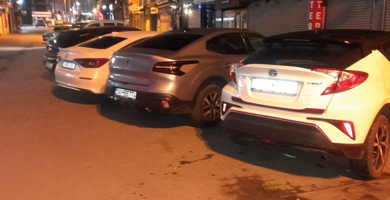 Bakırköy Ebuziye Caddesi Girişinde Yaya Yolu Araçlarla Dolu
