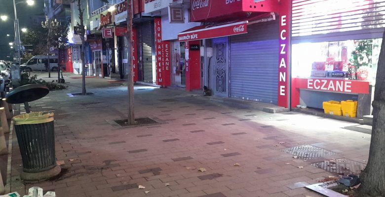 İstanbul Caddesi Üzerinde Yere Çöp Atanlara Duyuru