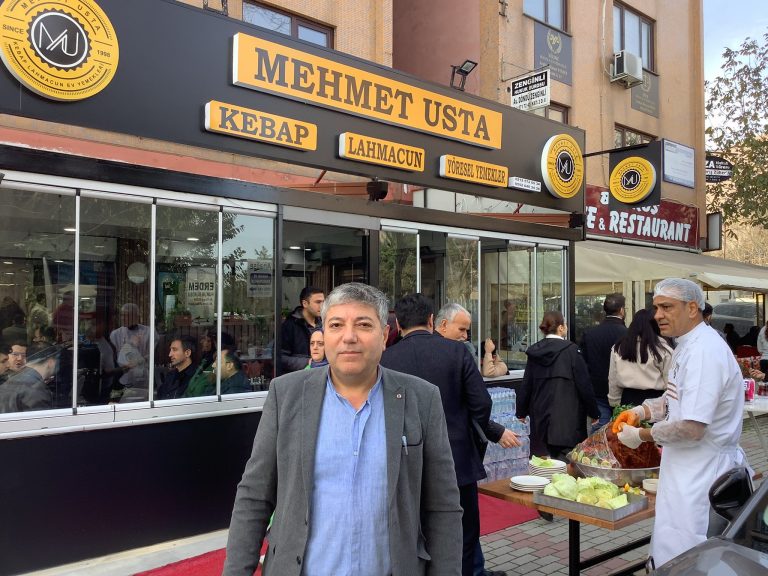 Bugün Mehmet Usta’da Çiğ Köfte Günü! Çiğ köfteler bugün Mehmet Usta’dan ikramdır.