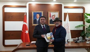 İl Millî Eğitim Müdürü Doç. Dr. Murat Mücahit Yentürk, Abdulkadir Dikme Kitabı İçin Bakin Ne Dedi Videosu?