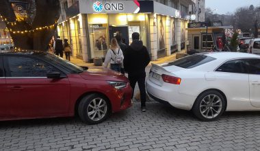 Yeşilköy İstasyon Caddesi’nde Yaya Yolları İşgal Ediliyor