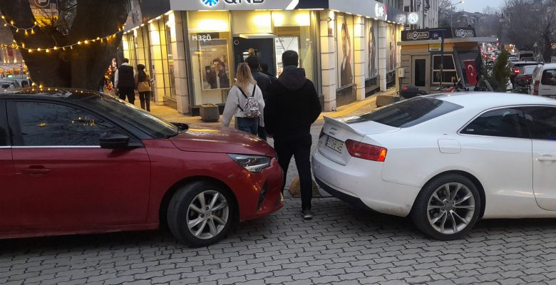 Yeşilköy İstasyon Caddesi’nde Yaya Yolları İşgal Ediliyor