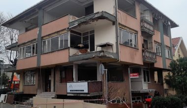 Yeşilköy Sarıyakup Sokak’ta Yıkıma Hazırlanan Binada Önlem Alınmaması Endişe Yaratıyor