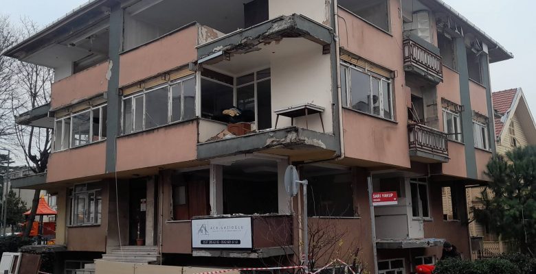 Yeşilköy Sarıyakup Sokak’ta Yıkıma Hazırlanan Binada Önlem Alınmaması Endişe Yaratıyor