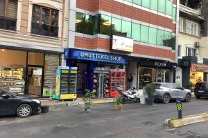 Bakırköy Taşevler Sokak’ta yaya yolunu kapatan engeller — Zabıta neden önlem almıyor?