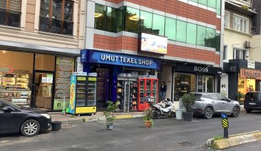 Bakırköy Taşevler Sokak’ta yaya yolunu kapatan engeller — Zabıta neden önlem almıyor?