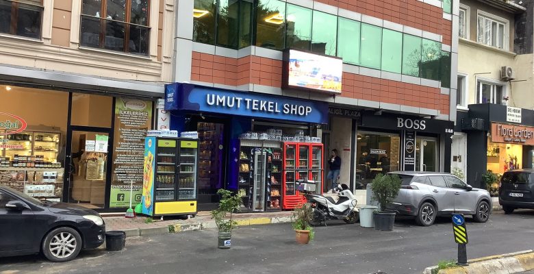 Bakırköy Taşevler Sokak’ta yaya yolunu kapatan engeller — Zabıta neden önlem almıyor?