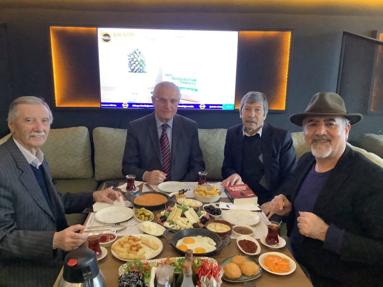 Bakırköy Teras Cafe’de Yazarlar Kahvaltıda Buluştu
