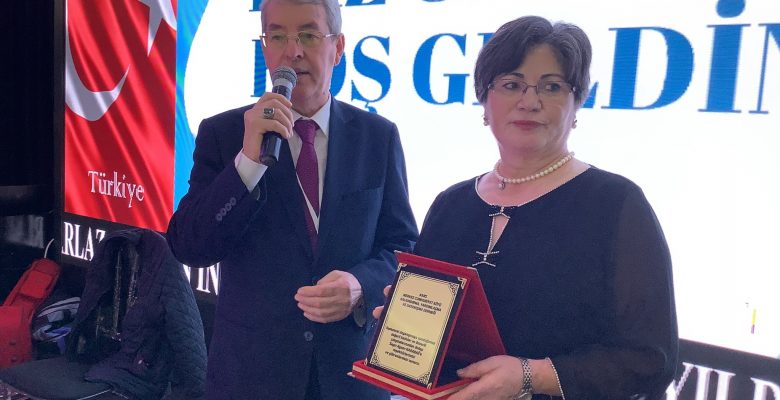 Cumhuriyet Köyü Kaz Gecesi – Ayson Karabağ’a Verilen Plaket Hakkında Eşi Oya Anlatıyor?