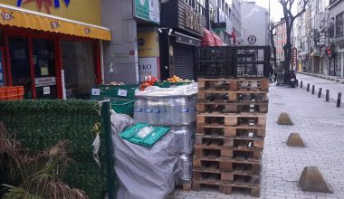 Bakırköy Hüsreviye Sokak’taki Şok Mağazası Yaya Yolunu İşgal Ediyor; Zabıtalarımız Görmüyor mu?