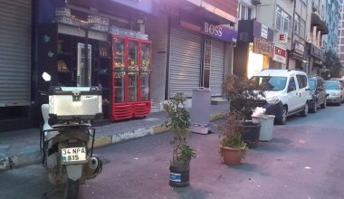 Bakırköy’de Zabıtalar Yaya Yolu İşgallerini Görmüyor mu?