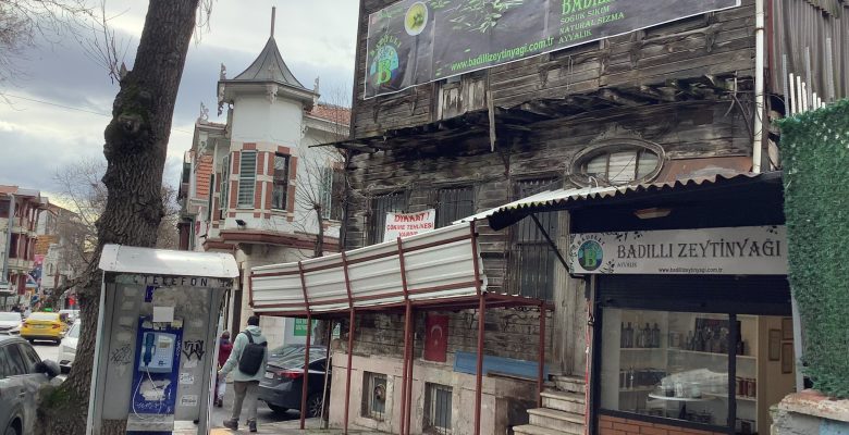 Yeşilköy İstasyon Caddesi’nde Çökme Tehlikesi: Bu Binanın Altında Satış İznini Kim Verdi?