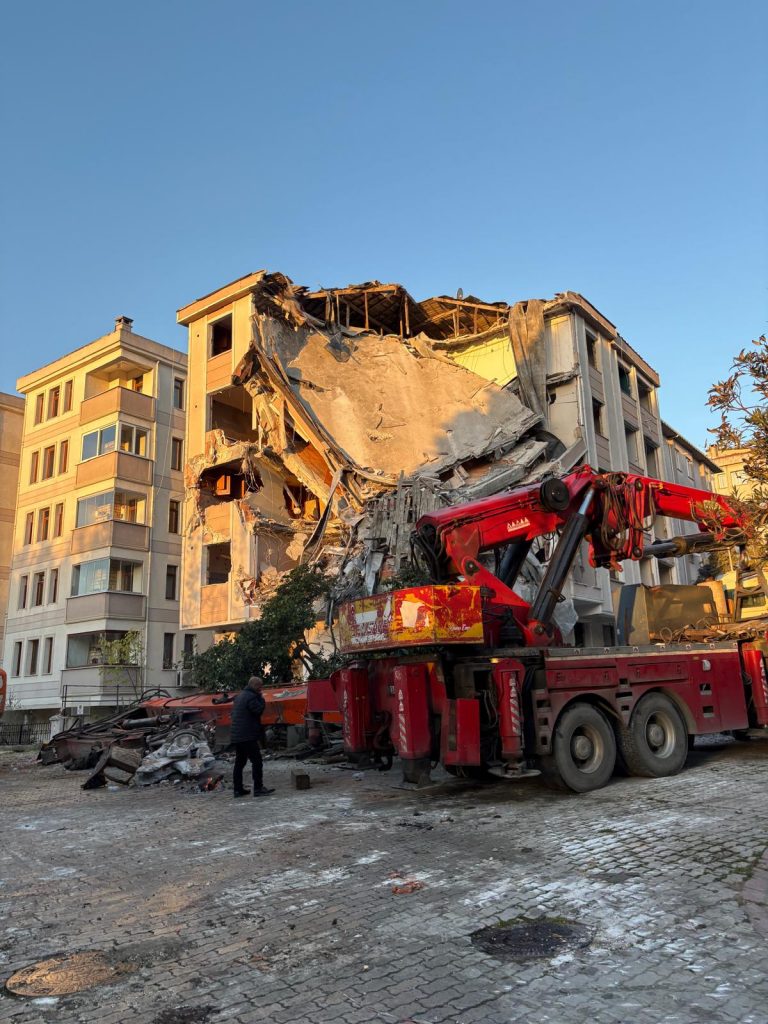 Bakırköy’de Güvenliksiz Yıkım Tehlikesi