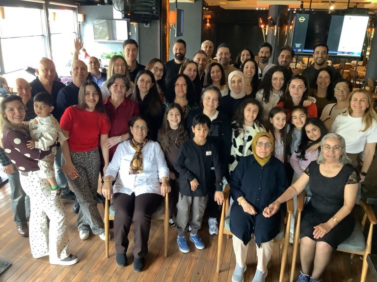 Kars Merkez Cumhuriyet Köyü’nden Merhum İsmail ve Fatma Sadi’nin Çocukları ve Torunları Kahvaltı ‘da Buluştu