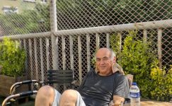 Mehmet Abi Servet Geziyor, Oturuyor… Gözümüz Aydın Mehmet Abi Servet Geziyor, Oturuyor… Gözümüz Aydın