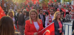 Bakırköy Belediye Başkanı, İşçisiyle El Ele 1 Mayıs’ı Karanfillerle Kutlasaydı…