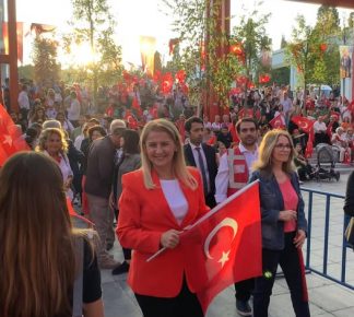 Bakırköy Belediye Başkanı, İşçisiyle El Ele 1 Mayıs’ı Karanfillerle Kutlasaydı…