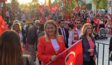 Bakırköy Belediye Başkanı, İşçisiyle El Ele 1 Mayıs’ı Karanfillerle Kutlasaydı…
