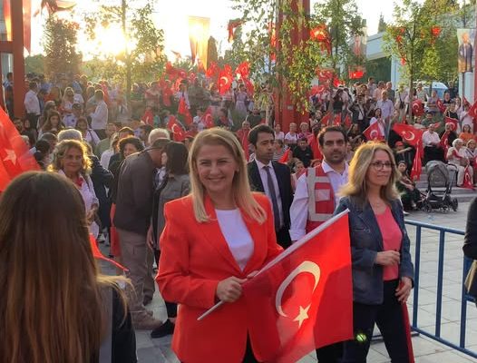Bakırköy Belediye Başkanı, İşçisiyle El Ele 1 Mayıs’ı Karanfillerle Kutlasaydı…