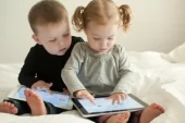Çocukların Ellerine Telefon ve Tablet Veren Annelere Çağrı