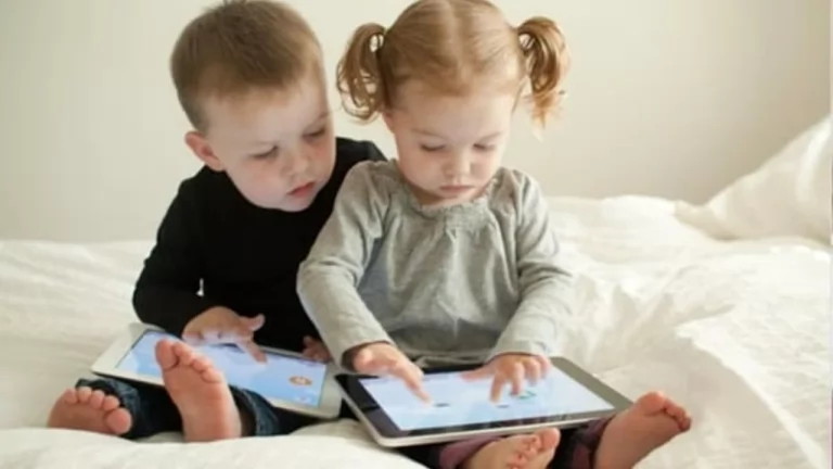 Çocukların Ellerine Telefon ve Tablet Veren Annelere Çağrı