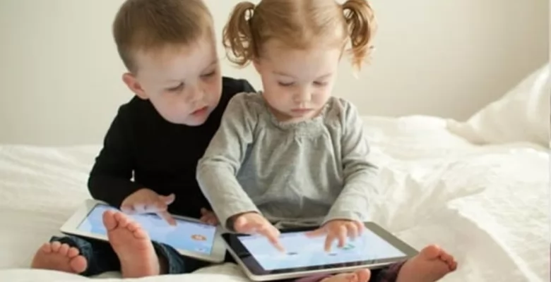 Çocukların Ellerine Telefon ve Tablet Veren Annelere Çağrı