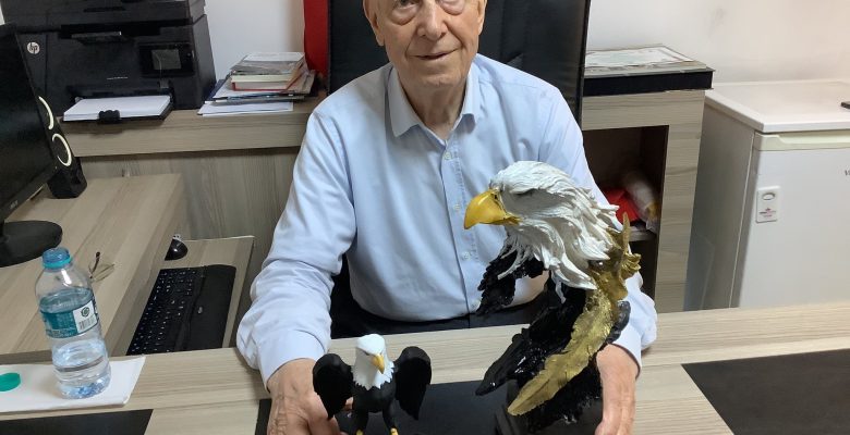 Türkiye Emekliler Derneği Bakırköy Şubesi Sekreteri Oğuz Arslan’ın Kartal Hediyesi Konuşuluyor