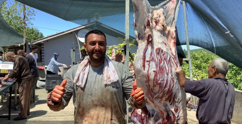 Hatunoğulları Çiftliği’nde Kurban Kesimi Yapan Oğuzhan Özbek’i Tebrik Ediyoruz