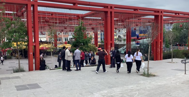 Bakırköy Milli Eğitim Müdürü ve Öğretmenler Öğrencileri Bırakıp Yemek Mi Yiyor?