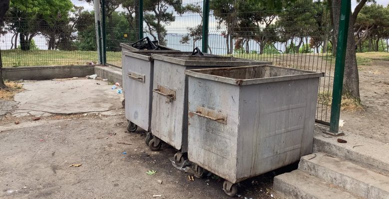 Florya Marmaray Durağı Yanındaki Çöp Konteynerlerinin Üzeri Kapatılmalı