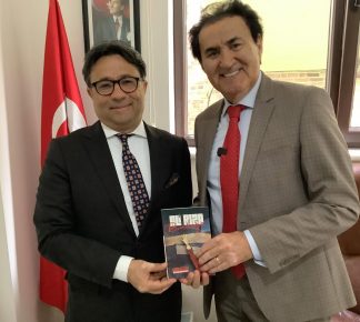 Sanatçı Ali Rıza Binboğa Kadıköy Kitap Fuarı’nda