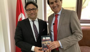 Sanatçı Ali Rıza Binboğa Kadıköy Kitap Fuarı’nda