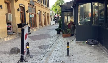 Yeşilköy’de Alişan Yedibaşlar Sokak’ta Yaya Yolları İşgal Altında, Denetim Nerede?