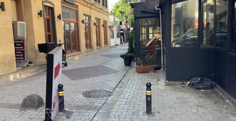 Yeşilköy’de Alişan Yedibaşlar Sokak’ta Yaya Yolları İşgal Altında, Denetim Nerede?