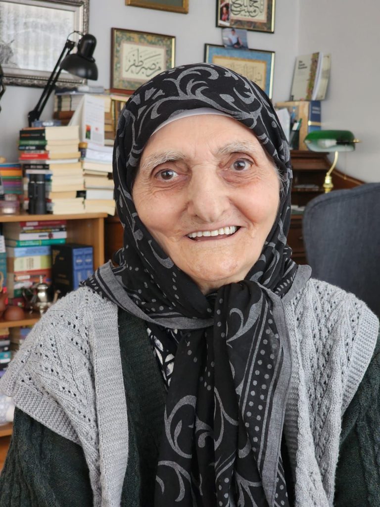Müslümanliği Öğreten Kadın Müslümanliği Öğreten Kadın