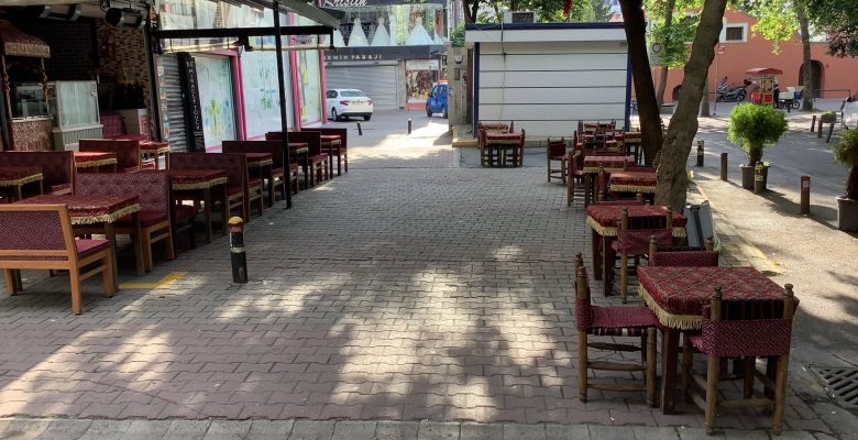 Bakırköy’de Yaya Yolları Masalarla İşgal Edilmiş
