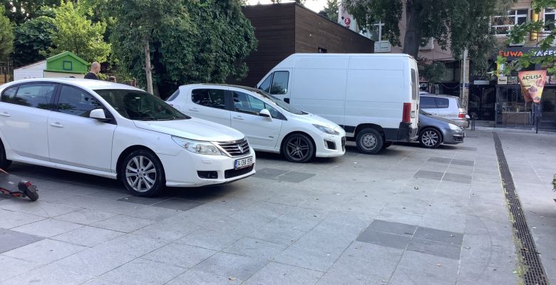Bakırköy Cumhuriyet Meydanı’nda Araç Parkı Sorununa Acil Çözüm Bekliyoruz