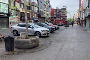 Meydanda Yeterli Denetim Olmadığı İçin Her Gün Özel Araçlar Park Ediyor ?