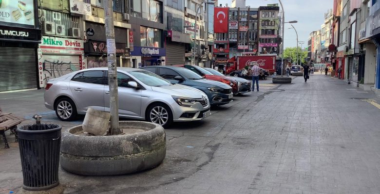 Meydanda Yeterli Denetim Olmadığı İçin Her Gün Özel Araçlar Park Ediyor ?