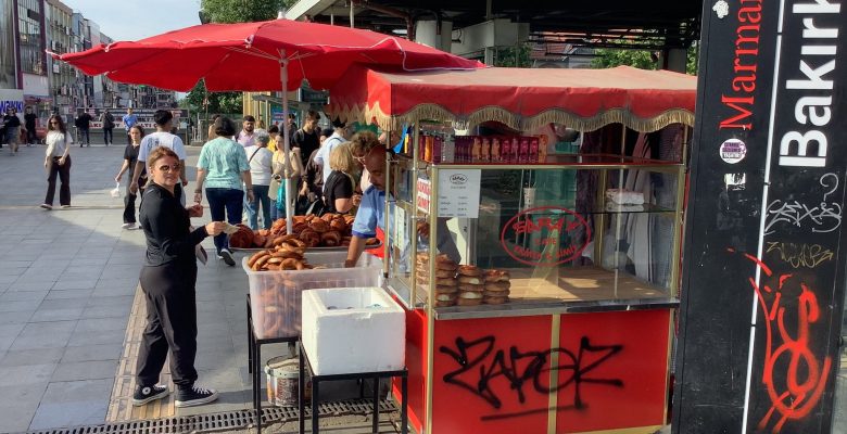Simit Sevenler, Açıkta Satılan Simitleri Almayın !