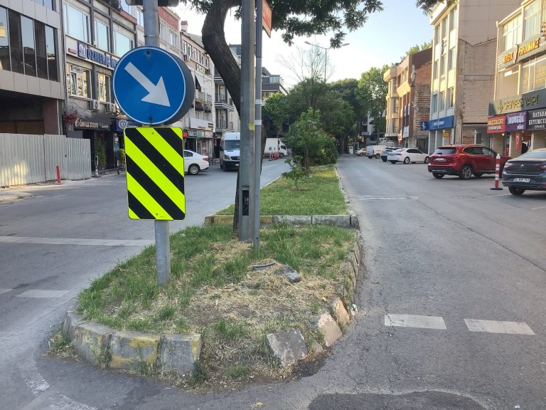 Yeşilyurt Sipahioğlu Caddesi’ndeki Bu Görüntü Yeşilyurt’a Yakışıyor mu?