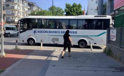 Bakırköy’de Yaya Yolunu Engelleyen Küçükçekmece Belediyesi Aracı Yakışmadı