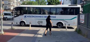 Bakırköy’de Yaya Yolunu Engelleyen Küçükçekmece Belediyesi Aracı Yakışmadı