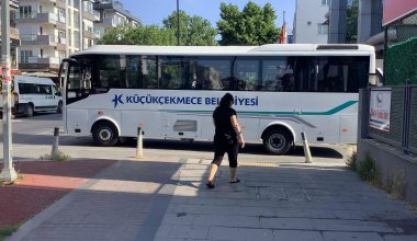 Bakırköy’de Yaya Yolunu Engelleyen Küçükçekmece Belediyesi Aracı Yakışmadı