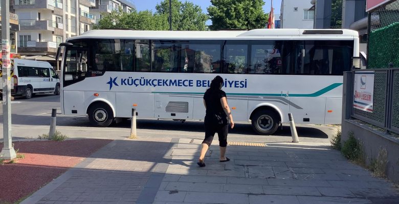 Bakırköy’de Yaya Yolunu Engelleyen Küçükçekmece Belediyesi Aracı Yakışmadı