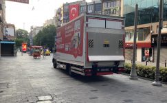 Bakırköy Kanat Önderlerinden: Meydandaki Yaya Yoluna Park Eden Araçları Zabıta Görmüyor mu?